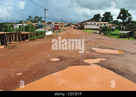 Grandi buche sulla strada di Gbarnga, Liberia Foto Stock