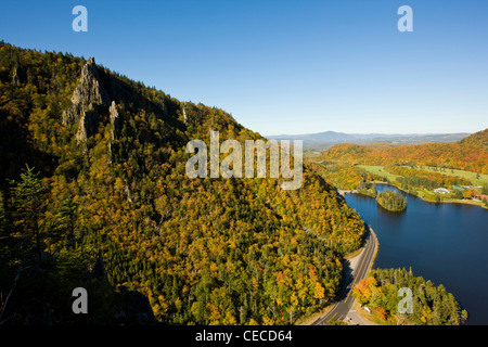 Il lago di Gloriette come visto da scogliere di NH 26 nella tacca Dixville, New Hampshire. Foto Stock