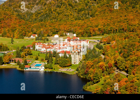 Il lago di Gloriette e i balsami Grand Resort come visto da scogliere di NH 26 nella tacca Dixville, New Hampshire. Foto Stock