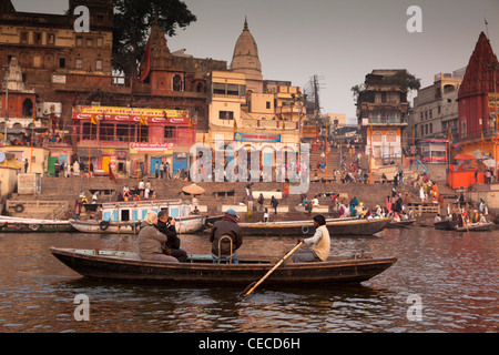 India, Uttar Pradesh, Varanasi, turisti che si godono la mattina presto le barche a remi vista Dasaswamedh Ghat Foto Stock