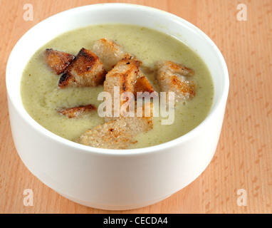 Close-up immagine di broccoli zuppa nel piatto bianco con crouton. Foto Stock