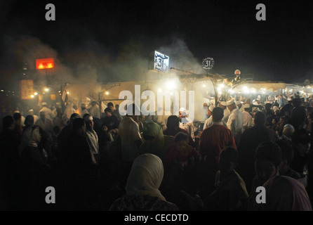 Il mercato notturno in Djemaa el Fna a Marrakech, Marocco Foto Stock
