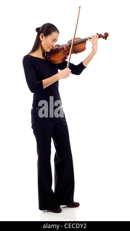 Lunghezza completa di una donna asiatica a suonare il violino isolate su sfondo bianco Foto Stock