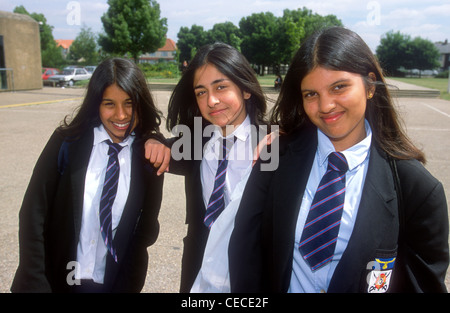 Gli alunni delle scuole secondarie nel parco giochi, scuola di brughiera, Hounslow, Middlesex, Regno Unito. Foto Stock