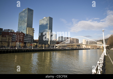 Il Campo Volantin Bridge e il Isozaki Atea Twin towers Bilbao Basque Country Spagna Foto Stock