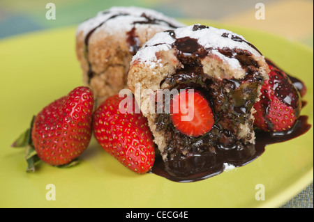 Fragole e cioccolato muffin su una piastra verde Foto Stock