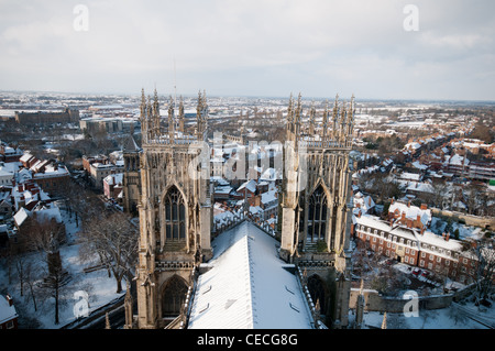 Guardando fuori sopra la città di York in inverno dalla cima di York Minster Foto Stock