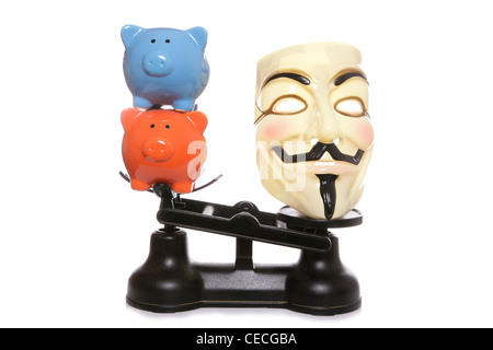 Maschera di Guy Fawkes con due banche di maialino su sfondo bianco Foto Stock