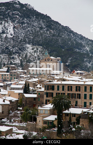 Valldemossa e piccolo villaggio sul Serra de Tramuntana in inverno con neve, Maiorca Maiorca Baleari Spagna Foto Stock