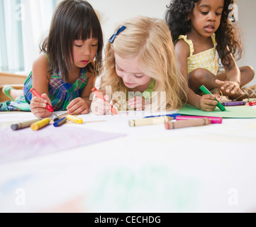 I bambini la posa sul pavimento insieme di colorazione Foto Stock