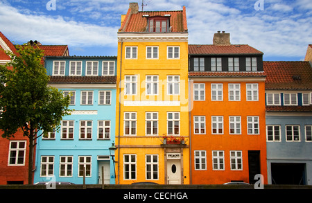 Fotografia a colori degli edifici lungo il vecchio porto Nyhavn a Copenaghen. Xvii secolo waterfront, canale e al quartiere dei divertimenti Foto Stock