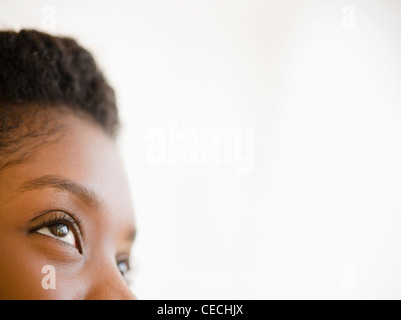 Close up di Nero donna che guarda verso l'alto Foto Stock