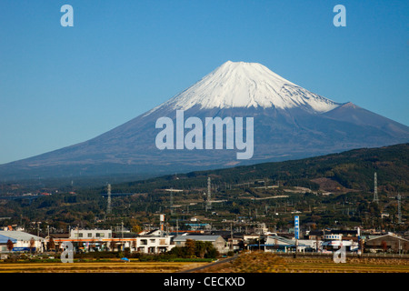 Vista del Monte Fuji dal il treno superveloce Shinkansen. Giappone Foto Stock