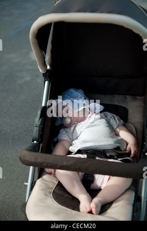 Little baby ragazza dorme nel passeggino Foto Stock