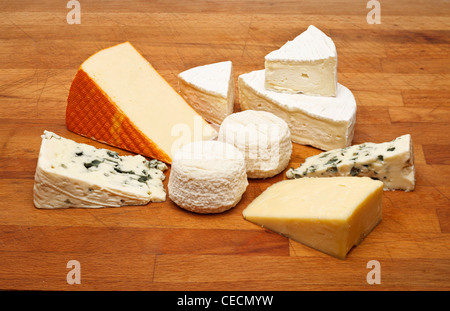 Il formaggio su una tavola di legno - Camembert, Roquefort, Cheddar, St Paulin e i formaggi di capra Foto Stock