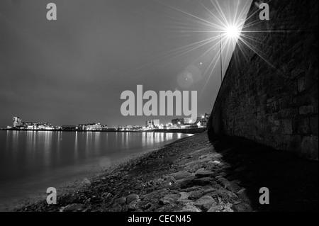 Una via la luce illumina il porto di Newhaven, Edimburgo. Foto Stock