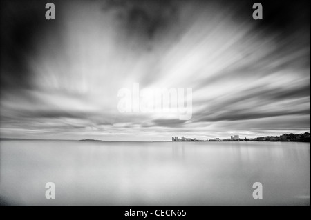 Il Cloud si muovono al di sopra delle acque di Newhaven Harbour in Leith, Edimburgo. Foto Stock