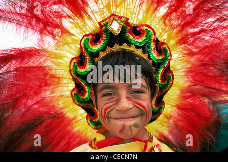 Inghilterra, Londra, "Carnaval del Pueblo' Festival, ragazzo boliviano costume del Festival Foto Stock