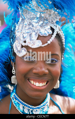 Inghilterra, Londra, "Carnaval del Pueblo' Festival, Ritratto di ragazza in brasiliano Costume di Samba Foto Stock