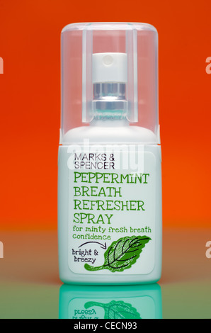 Marks e Spencer aroma di menta piperita spray rinfrescante per il respiro Foto Stock