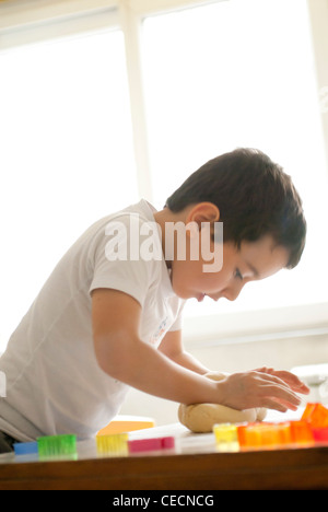 Ragazzo che i cookie Foto Stock