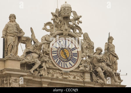 La Basilica di San Pietro Basilica di San Pietro Città del Vaticano Roma Torre dell Orologio Foto Stock