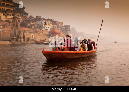 India, Uttar Pradesh, Varanasi, Indiano turisti godendo di alba rowing tour in barca sul fiume Gange Foto Stock