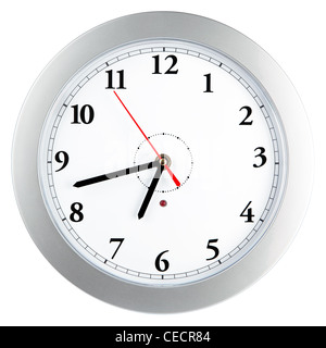 Semplice e moderno Orologio a parete in colore argento telaio, isolati su sfondo bianco Foto Stock