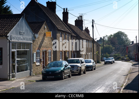 Tranquillo villaggio inglese street attraverso Kington St Michael REGNO UNITO Foto Stock