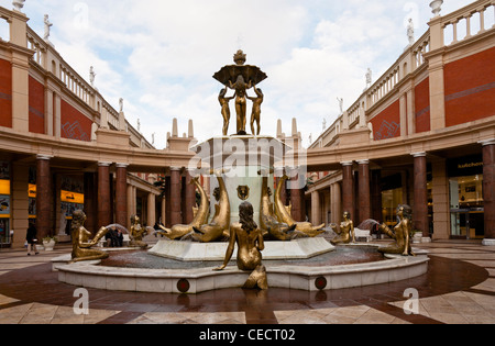 Barton square a intu Trafford Centre a Manchester. mostra fontane classica Foto Stock