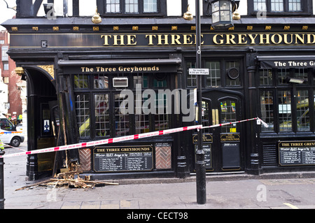 18/12/2011: la porta alle tre levrieri public house Soho di Londra è danneggiato da una guida auto in esso. Foto di Julie Edwards Foto Stock