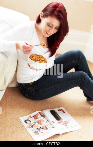 Ragazza di mangiare la prima colazione Foto Stock