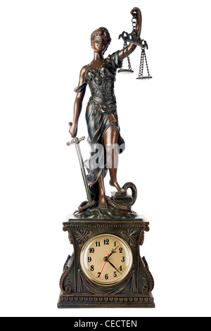 Primo piano di una scultura di Themis, mitologici dea greca, simbolo di giustizia, ciechi e trattenimento saldo vuota in mano Foto Stock