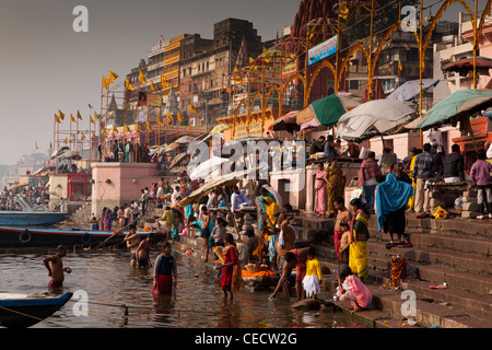 India, Uttar Pradesh, Varanasi, folle di pellegrini conducendo la mattina presto puja a Prayag ghat Foto Stock