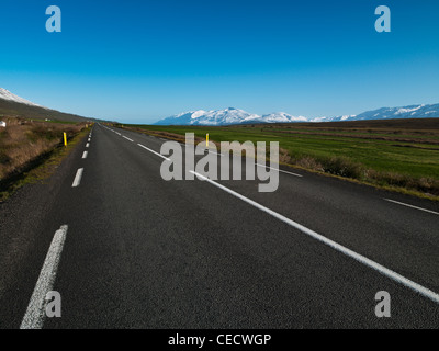 Strada e montagne, Eyjafjordur, Nord Islanda Foto Stock
