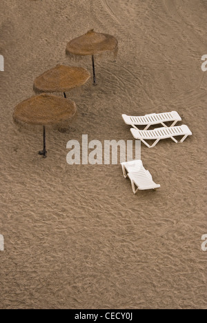 Vacante lettini su Playa De Fanabe, Tenerife. Foto Stock