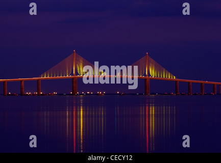 Il Bob Graham Sunshine Skyway è un ponte che separa Tampa Bay dal Golfo del Messico in serata su una tranquilla notte.. Foto Stock