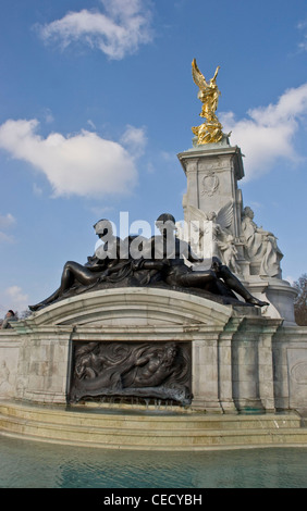 Grado 1 elencati Victoria Memorial sculture e fontane da Sir Thomas Brock e sir Aston Webb Queen's Gardens London Inghilterra England Foto Stock