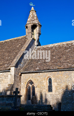 Un medievale 13 secolo torretta di campana sulla cima di un villaggio inglese chiesa in Biddestone, Wiltshire, Inghilterra, Regno Unito Foto Stock