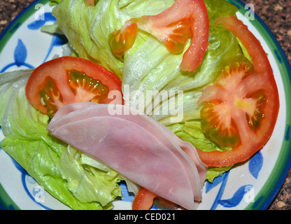 Prosciutto lattuga e pomodoro su una piastra Foto Stock