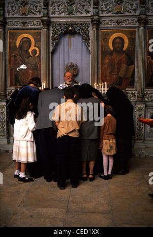 I cristiani arabi ortodossi che pregano nella Cappella di San Giovanni e il Battistero nel cortile della Cappella Ortodossa di San Giacomo chiamarono anche Chiesa di Mar Jacob o Cattedrale Ortodossa di San Giacobbe situata accanto alla Chiesa del Santo Sepolcro, Sulla parete occidentale del square.in il quartiere cristiano vecchia città Gerusalemme est Israele Foto Stock