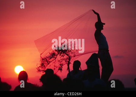 I festaioli che ballano al tramonto durante la parata annuale dell'orgoglio di Tel Aviv, chiamata anche 'Love Parade', come parte dell'osservanza internazionale del mese del orgoglio gay. Israele Foto Stock