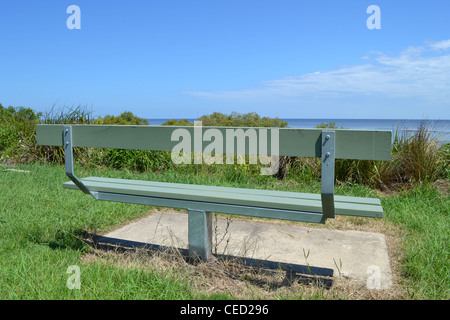 Vuoto sedile in legno fronte oceano punto di arenaria, Queensland, Australia Foto Stock