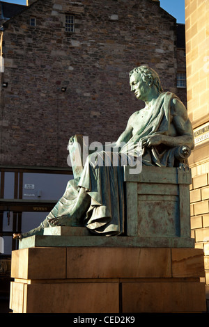 Hume statua Royal Mile High Street Edinburgh Scotland Regno Unito Foto Stock