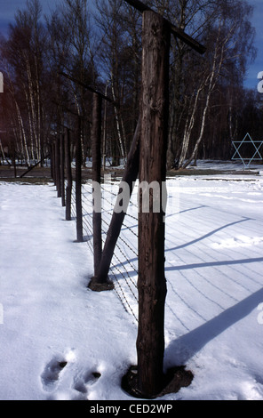 La neve che copre i fili spinati in Stutthof tedesco nazista del campo di concentramento costruito nella zona boschiva vicino alla cittadina di Sztutowo in Polonia settentrionale Foto Stock