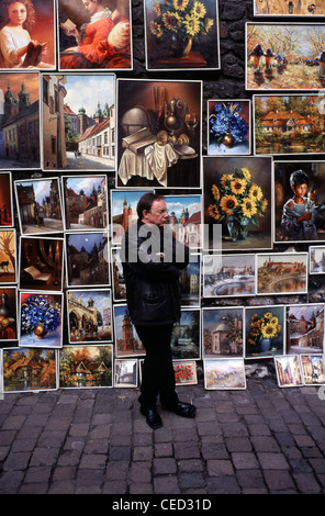 Venditore ambulante di arte poster nella città vecchia di Cracovia in Polonia Foto Stock