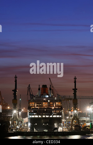 Nave da crociera Queen Mary II, ristrutturazioni, drydock Elba 17, Blohm e Voss, St. Pauli, Hamburg, Amburgo, Germania, Europa Foto Stock