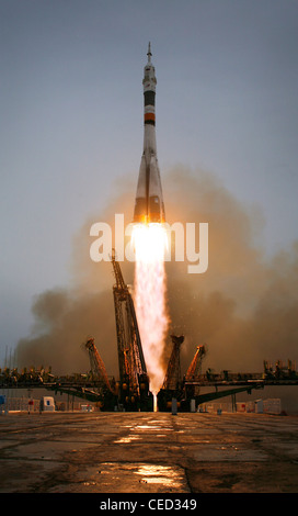 Razzo Soyuz lancia Soyuz TMA navicella spaziale Foto Stock