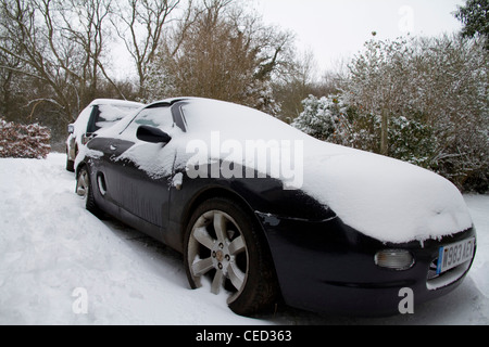 Una piccola vettura sportiva coperta di neve Foto Stock