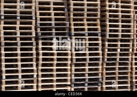 Nuovi in legno Pallet impilati sulla banchina del porto di Montrose Scozia UK Foto Stock